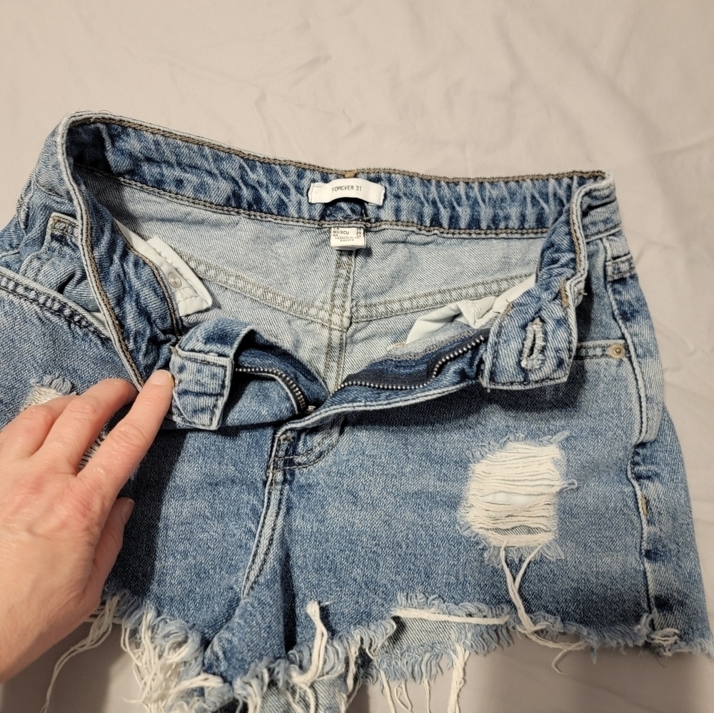 Forever 21 Distressed Cutoff Shorts Size 25 - Picture 4 of 4
